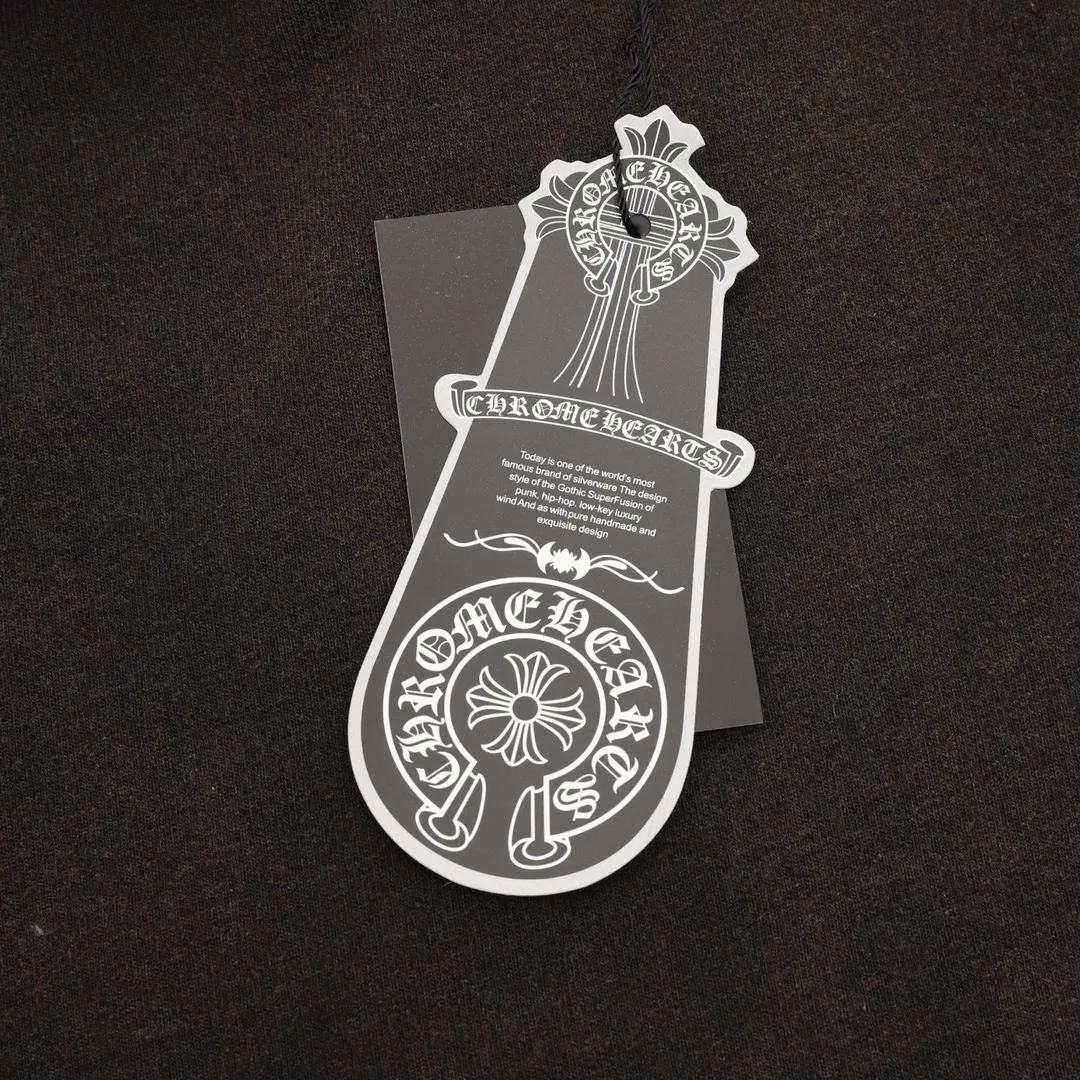 P580 Chrome Hearts/Chrome Hearts Heavy Industry Cross Logo Patch Embroidery Washed Burnt Flower Hooded Sweater Made of 430g pure cotton sweatshirt fabric with double yarns. The fabric is woven with double yarns and twisted together. It is 40% stronger than single yarn and forms a three-dimensional texture similar to the texture of tripe. It not only maintains the moisture absorption and breathability of pure cotton, but also achieves softness and non-collapse through double-strand thickening. Laser burnt patch embroidery. Frayed process Micro-label patch on the chest Large logo cross pattern on the back Heavy-duty laser burnt three-dimensional patch embroidery pattern design Washed and frayed The overall garment presents a lazy style Whether it is daily outings or sports and fitness, you can show your trendy attitude and become the focus of the street Complete with three logos OS loose fit Color: Washed black, Washed white Size: S-XL